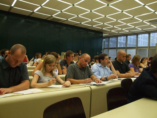 Vorschau Bild von Interessierte Student/innen/en beim Business & Banking Summer College