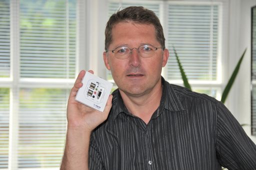  Comtech-Geschäftsführer Franz Rettenbacher mit dem "Steckdosen-PC",
der auf der Futura in Salzburg präsentiert wird.
