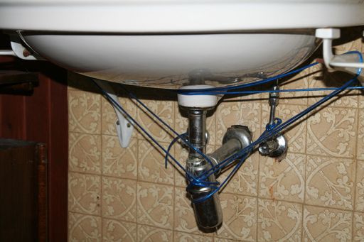 Vorschau Bild von notdürftig "geflickte" Sanitäranlage