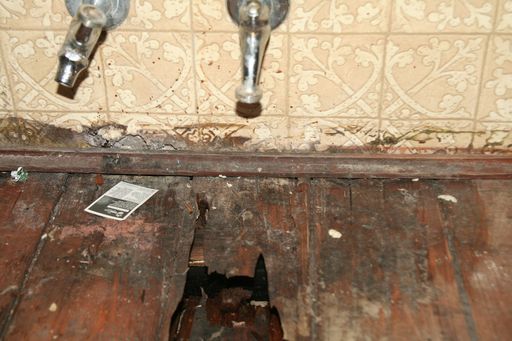 Vorschau Bild von morsche, eingebrochene Bretterböden