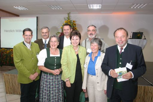 v.l.n.r.: Christoph Madl (Geschäftsführer der Niederösterreich Werbung), Obmann Bgm. Ök.-Rat Anton Gonaus (Regionalplanungsgemeinschaft Pielachtal und Leader Region Mostviertel-Mitte), Dr. Monika Putschögl (Redakteurin DIE ZEIT, München), Mag. Andreas Purt (Geschäftsführer Mostviertel Tourismus), Landtagsabgeordnete Michaela Hinterholzer, DI Hans Weiss (Steinschalerhof und Steinschaler Dörfl), Angelika Zahrnt (Mitglied im Rat für Nachhaltige Entwicklung der deutschen Bundesregierung), Dr. Ernst Scheiber (Geschäftsführer Club Niederösterreich);