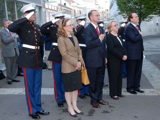  Schweigeminute während der Gedenkfeier zum 7. Jahrestag der Anschläge vom 11. September 2001 vor der US Botschaft Wien. Von links nach rechts: Frau Mag. Isabel Rauscher (BMEIA),  US Botschafter Gregory L Schulte (UNO Wien), US Botschafterin Julie Finley (OSZE), und US Botschafter in Österreich, David F. Girard-diCarlo mit den US Marines.