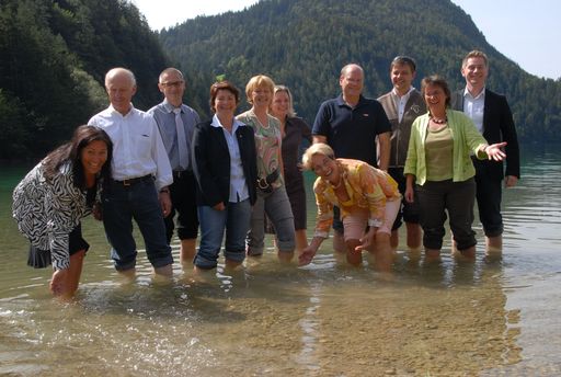 Die Touristiker der Region Wilder Kaiser und die Kneippianer freuen sich auf die KNEIPPIADE 09 in Scheffau am Wilden Kaiser und testeten schon vorab Europas wohl schönstes "Kneippbecken" - den Hintersteinersee.