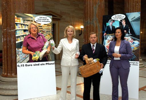 Die ÖVP-Abgeordneten Werner Amon, Gertrude Aubauer und Silvia Fuhrmann luden am Freitag, 12. September 2008, zur Fotoaktion "Faynachtseinkäufe" in die Säulenhalle des Parlaments