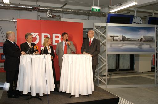 Vorschau Bild von Festrede BahnhofCity Wien West
V.l.n.r.: Bgm. Häupl, BM Faymann, Regina Preloznik, VS ÖBB-Holding AG Klugar, VD ÖBB-Infrastruktur Bau AG Matthä