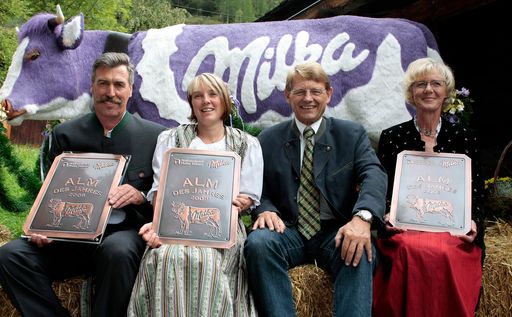 Nationalpark Hohe Tauern und Milka prämieren zum zweiten Mal drei der besten Almen Österreichs - im Bild v. l. n. r.: Josef Mattersberger (Zedlacher Alm, Osttirol), Gerda Steger (Jaidbachalm, Salzburg), Dr. Peter Reinecke (Kraft Foods Österreich), Frau Thaler (Pichleralm, Kärnten)
http://pressefotos.at/main.php?g=1&u=57&dir=200809&e=20080912_a&a=event
