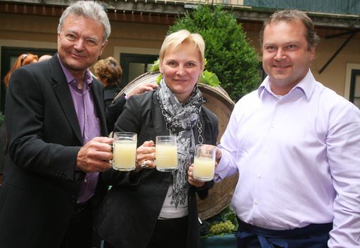 Vorschau Bild von Sturmfest im Margaretner Schlossquadrat. v.l.n.r.: Stefan Gergely (Schlossquadrat), Sandra Frauenberger (Stadträtin), Fritz Wieninger (Winzer)
http://pressefotos.at/m.php?g=1&u=52&dir=200809&e=20080914_a&a=event