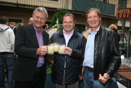 Sturmfest im Margaretner Schlossquadrat. v.l.n.r.: Stefan Gergely (Schlossquadrat), Fritz Wieninger (Winzer), Franz Klammer
http://pressefotos.at/main.php?g=1&u=52&dir=200809&e=20080914_a&a=event