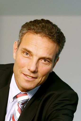 Vorschau Bild von Orange-CEO Michael Krammer vertraut bei der Inszenierung des Launch-Events auf Hannes Jagerhofer und sein Team
