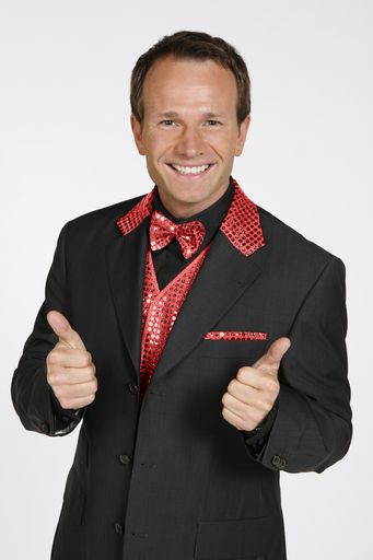 Beim großen Kettner Autogewinnspiel geht es um einen Dodge Caliber. Moderiert wird die Show von ORF-Moderator Alexander Rüdiger ("Money Maker").