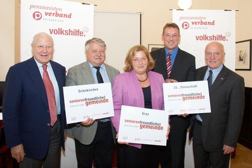 Bundesminister Erwin Buchinger präsentiert gemeinsam mit dem Präsidenten der Volkshilfe Österreich Univ.-Prof. Dr. Josef Weidenholzer und dem Präsidenten des Pensionistenverbandes Österreichs BM a.D. Karl Blecha die  Siegergemeinden des Wettbewerbes "Seniorenfreundliche Gemeinde 2008". 
Im Bild v.l.n.r. BM a.D. Karl Blecha (Präsidenten des Pensionistenverbandes Österreichs), Wolfgang Grossruck (Gemeinde Griesskirchen), Elke Edlinger (Graz), Norbert Scheed (Donaustadt) und Univ.-Prof. Dr. Josef Weidenholzer (Präsidenten der Volkshilfe Österreich)
http://pressefotos.at/m.php?g=1&dir=200809&u=43&e=20080916_s&a=event