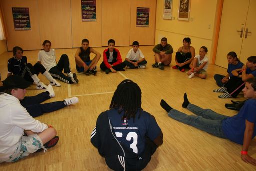  Vom 14. bis zum 21. September treffen im EUROSCHOOLS YOUTH CAMP 2008 Jugendliche aus Österreich, der Schweiz und Liechtenstein auf Gleichaltrige aus allen 53 UEFA Nationen! Nähere Informationen finden Sie unter www.euroschools2008.org/youthcamp.php, Informationen zum Wipptal finden Sie unter www.wipptal.at, die Jugend & Familiengästehäuser finden Sie unter www.jfgh.at.