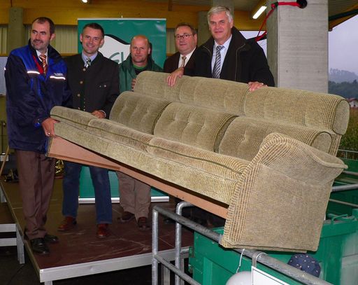 ASZ-Eröffnung, 435x Sammeln im Zentrum! NÖ Umweltlandesrat Josef Plank, Verbandsobmann Bgm. Martin Leonhardsberger, ASZ-Mitarbeiter Sepp Freinschlager, GF Alois Hubmann (alle vom Abfallverband Melk) und
Abfallverbändepräsident Alfred Weidlich legen bei der Eröffnung des 435. ASZ in Persenbeug selbst Hand bei der Entsorgung an.