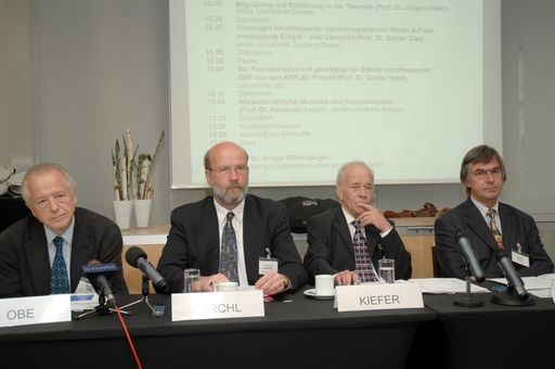 FGF/FMK-Workshop in Wien: "Erbgutschäden durch Mobilfunk?" Referenten von li nach re: Prof. Dr. Günter Obe (ehem. Uni Duisburg-Essen); Prof. Dr. Alexander Lerchl (Jacobs University Bremen); Prof. Dr. Jürgen Kiefer (ehem. Uni Giessen); Prof. Dr. Günter Speit (Universität Ulm);