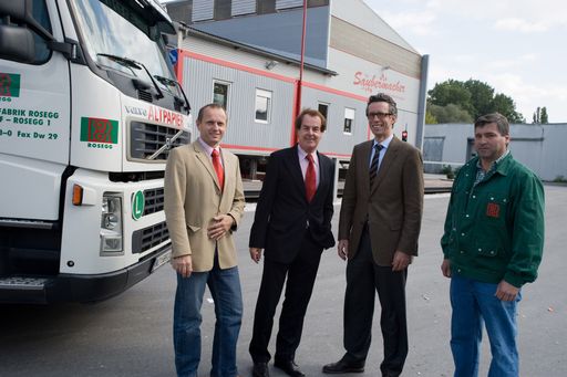 Das steirische Entsorgungs- und Verwertungsunternehmen erwirbt die Firma Rosegg mit dem Standort Koglhof im Feistritztal.
Im Bild v.l.n.r.: Michael Überbacher Vertriebsleitung Saubermacher für Stmk/Ktn, Hans Roth Vorstandsvorsitzender Saubermacher, Gerd von Wedemeyer Geschäftsführung Rosegg und Johann Staber Rosegg-Mitarbeiter
http://pressefotos.at/m.php?g=1&u=55&dir=200809&e=20080917_s&a=event
