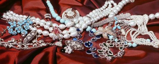Vielfalt und Extravaganz im Sortiment von CIRO. Muschelkernperlen von CIRO in verschiedenen Farben und Größen, klassische Modeschmuck-Stücke in feinster Qualität.