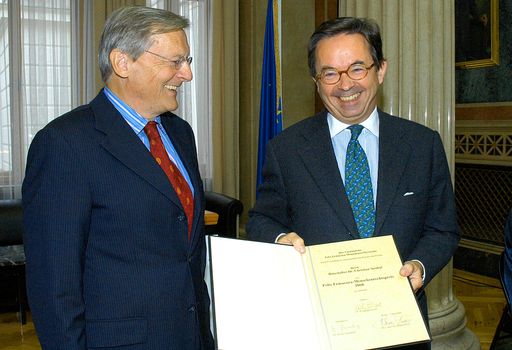 ÖVP-Klubobmann Dr. Wolfgang Schüssel überreichte Mittwoch, 17. September 2008, im Empfangssalon des Parlaments den Felix Ermacora-Menschenrechtspreis an Dr. Christian Strohal (rechts).