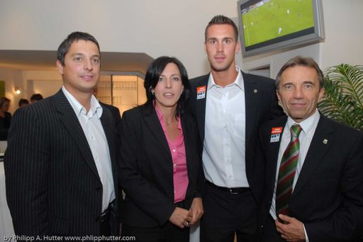 Vorschau Bild von Im Bild (v.l.n.r.): Veit Wolff, Sport+Markt, Ilona Matusch, Wien Energie, Stefan Maierhofer, Stürmer SK Rapid, Werner Kuhn, General Manager SK Rapid
