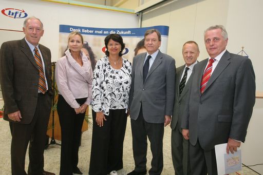 Pressekonferenz: Karriere mit Lehre; das bfi Wien setzt die Ausbildungsgarantie um. im Bild v.l.n.r.: Riepl Franz (Gewerkschaft Metall), Dr. Ingeborg Friehs (stv. Geschäftsführerin des AMS Wien), Mag. Renate Brauner (Wiener Vizebürgermeisterin), Herbert Tumpel (Bundesarbeitskammerpräsident), Dr. Herwig Stage (GF BFI Wien), Rudolf Hundstorfer (ÖGB Präsident)
http://pressefotos.at/m.php?g=1&u=52&dir=200809&e=20080919_b&a=event