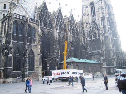  Gerechtigkeit für Österreich fordert die Liste FRITZ - Bürgerforum Österreich mit einer ungewöhnlichen Aktion vor dem Stephansdom.