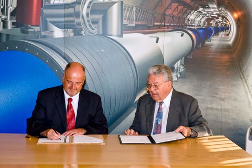 MedAustron vertieft Kooperation mit CERN - v.l.n.r. Dr. Martin Schima, Geschäftsführer der EBG MedAustron GmbH, Dr. Robert Aymar, Generaldirektor CERN