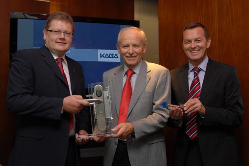  Foto v.l.n.r.: Heinz SIEGEL (KABA GmbH, Geschäftsführung Internationales Marketing und Vertrieb, Produktentwicklung, Produktion und Zentrale Dienste), Ulrich WYDLER (KABA Group, Spartenleiter der Division Access and Data Systems EMEA), Thilo DEUTSCH (KABA GmbH, Geschäftsführung Marketing, Vertrieb und Services in Österreich und Südtirol)
http://pressefotos.at/m.php?g=1&u=53&dir=200809&e=20080924_b&a=event