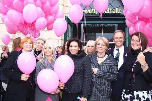 Damenkomitee beim Ballonsteigen, v.l.n.r.: Chris Lohner, Uschi Fellner, Brigitte Karner, BM Heidrun Silhavy, Krebshilfe-Präsident Paul Sevelda und Eva Steiner.