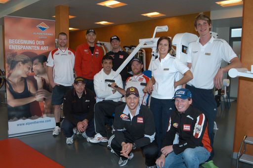 Die Ski Asse des ÖSV und deren Trainer mit dem Team der Alpentherme Gastein
