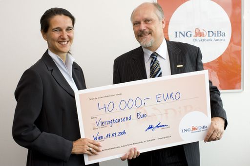  Katharina Herrmann, CEO der ING-DiBa Austria überreicht Bernhard Englisch, Präsident der Make-A-Wish-Foundation Austria den Scheck.