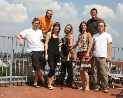 Vorschau Bild von Das junge cyLEDGE Projektteam für die Website Timi Taurus bei einer gemeinsamen Pause auf der Büro-Dachterrasse.
