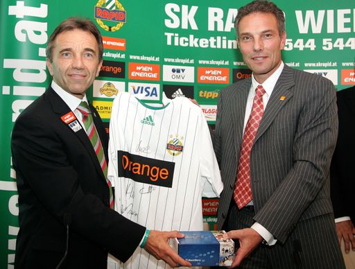 Vorschau Bild von GEPA-2509084331a - WIEN,AUSTRIA,25.SEP.08- FUSSBALL - tipp3 Bundesliga powered by T-Mobile, SK Rapid Wien, Pressekonferenz. Bild zeigt Manager Werner Kuhn (Rapid) und CEO Michael Krammer (Orange). Keywords: Trikot, Dress.
Foto: GEPA pictures/ Mario Kneisl
