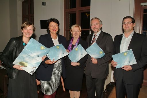  3420 Vorstand Claudia Nutz, Vizebürgermeisterin Renate Brauner, wkw Präsidentin Brigitte Jank, Stadtrat Rudi Schicker und 3420 Vorstand Rainer Holzer mit der druckfrischen Imagebroschüre von aspern Die Seestadt Wiens