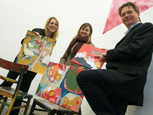  Die Malerinnen Ingrid Mauthner und Selina Saranova sowie Organisator Peter Doujak bei den Vorbereitungsarbeiten für die Vernissage.