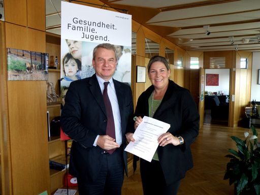  Bundesministerin Dr. Andrea Kdolsky und Dr. Jan Oliver Huber, Generalsekretär des Verbands der pharmazeutischen Industrie (Pharmig) bei der heutigen Unterzeichnung des Memorandum of Understanding (MOU).
