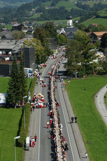 Heuer feiert die KäseStrasse Bregenzerwald ihr 10-jähriges Jubiläum. Den Höhepunkt der Feierlichkeiten am 27. September 2008 bildete eine rund 479 m lange Käsetafel mit 1.700 Besuchern.