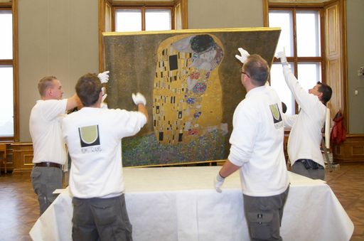 Im Bild Transport von Gustav Klimts "Kuss" für die Ausstellung GUSTAV KLIMT UND DIE KUNSTSCHAU 1908
http://pressefotos.at/m.php?g=1&u=43&dir=200809&e=20080929_b&a=event