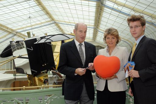 Vorschau Bild von Gemeinsame "Herzensangelegenheiten" des Österreichischen Herzfonds, des Technischem Museums Wien und des FMK
Bildmitte: Dr. Gabriele Zuna-Kratky (Dirketorin Technisches Museum WIen); li: Dr. Konrad Steinbach (Präsident Österreichischer Herzfonds), re: Mag. Maximilian Maier (GF Forum Mobilkommunikation)