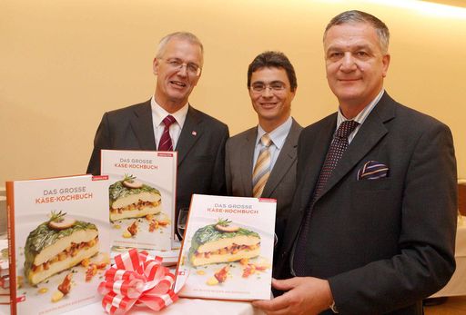 AMA Marketing: kulinarische Reise durch die Welt des Käses. v.l.n.r.: Dr. Fritz Panzer (GF Verlag Ueberreuter), Dr. Peter Hamedinger (AMA-Manager, Milch und Milchprodukte), Dr. Stephan Mikinovic (GF AMA Marketing)
http://pressefotos.at/m.php?g=1&u=52&dir=200809&e=20080930_a&a=event