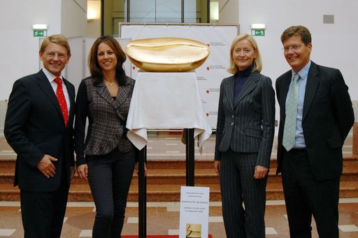 Österreich feierte am 01. Oktober zum siebten Mal den 'Tag des Kaffees', im Bild v.l.n.r.: Dr. Peter Reinecke (Generaldirektor Kraft Foods Österreich), Vera Russwurm, Dr. Johanna Rachinger (Direktorin Österreichische Nationalbibliothek), Karl Hohenlohe (Herausgeber Gault Millau)
http://pressefotos.at/m.php?g=1&u=53&dir=200810&e=20081001_b&a=event