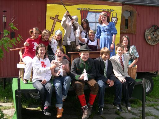 Anlässlich des 40 jährigen Jubiläums des Salzburger Amateurtheaterverbandes werden in diesen zwei Wochen unterschiedlichste Ensembles aus Stadt und Land Salzburg die breite Palette des Amateurtheaters in Abtenau zeigen.
