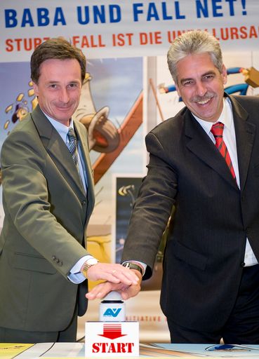 AUVA Generaldirektor Peter Vavken (im Bild links) und AUVA Obmann Hans Jörg Schelling drücken den Startknopf für die Fortsetzung der Präventionskampagne "Baba und fall net!"