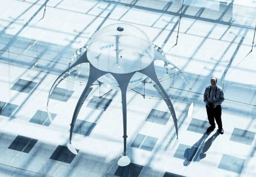 Der AirJelly von Festo ist eine künstliche autonome Qualle, die dank ihres elektrischen Antriebs und einer intelligenten, adaptiven Mechanik durch die Luft gleitet. AirJelly besteht aus einem mit Helium gefüllten Ballonett mit einem Durchmesser von 1,35 m. Festo zeigt mit diesem Exponat faszinierende Möglichkeiten bei Antrieben in der „Leichter-als-Luft-Fahrt“.