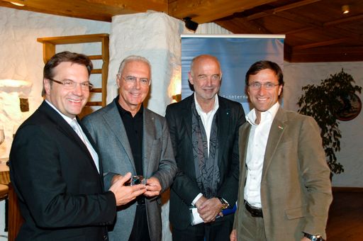 v.l. Günther Platter, Landeshauptmann von Tirol, überreicht Wahltiroler Franz Beckenbauer den Tirol-International-Kristall im Beisein von Tirol-International-Obmann Andreas Braun und Josef Margreiter, Geschäftsführer der Tirol Werbung.