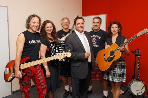 Vorschau Bild von Director Wiesmayr mit der Medley Folk Band zum Auftakt der 'Island of Culture' im The Cambridge Institute Linz