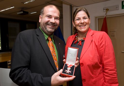 In Brüssel wurde der Gründer und Geschäftsführer der Tierschutzorganisation VIER PFOTEN, Helmut Dungler, mit dem Silbernen Ehrenzeichen für Verdienste um die Republik Österreich von BM Dr. Andrea Kdolsky geehrt.