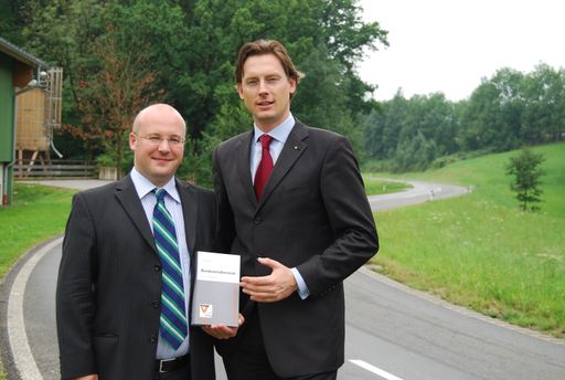 Die Autoren des Kommentars zum Bundesstraßenrecht: DLA Piper Rechtsanwalt Dr. Johannes Hörl, M.B.L.(rechts) und Dr. Andreas Winkler, LL.M. Associate bei DLA Piper
