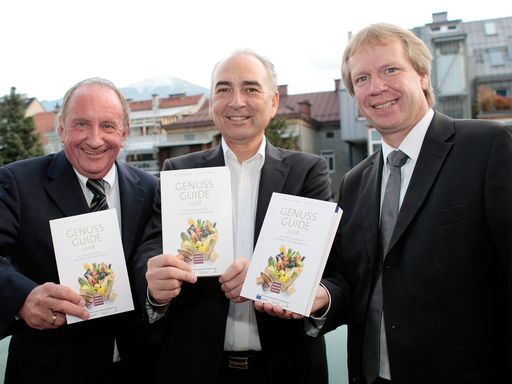  Pressekonferenz und Präsentation des "Genuss Guide 2008" im Casino Innsbruck, 9. Oktober 2008, sowie Präsentation der besten Geschäfte Tirols und Vorarlbergs aus dem Genuss Guide-Listing; im Bild v.l.n.r.: Fritz Stifsohn, Germanos Athanasiadis (Verleger) und Willy Lehmann mit dem neuen Genuss Guide 2008
http://pressefotos.at/m.php?g=1&u=57&dir=200810&e=20081009_g&a=event