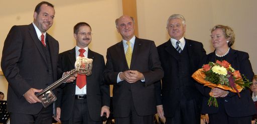  (v.li.) Schlüsselübergabe an den Direktor des neuen Kurzentrum Bad Traunstein, Herr Dir. Markus Fink, Mag. Engelbert Künig, LH Dr. Erwin Pröll und Frau Bgm. Angela Fichtinger