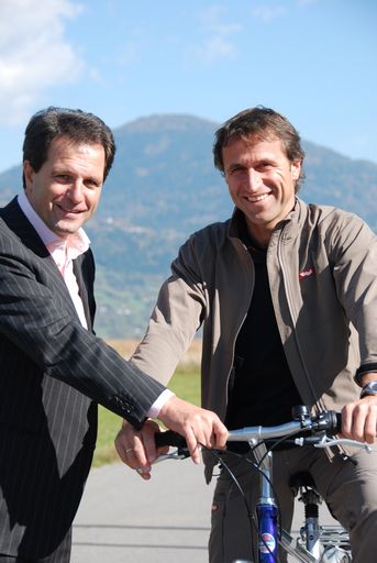 v.l. Franz Theurl und Josef Margreiter auf dem Drauradweg vor Lienz stehen für eine Fortsetzung der sehr guten Zusammenarbeit zwischen Tirol und Osttirol Werbung.