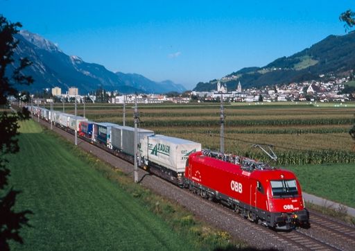 Vorschau Bild von Schnell, sicher und vor allem umweltfreundlich fahren die LKW auf der Schiene
